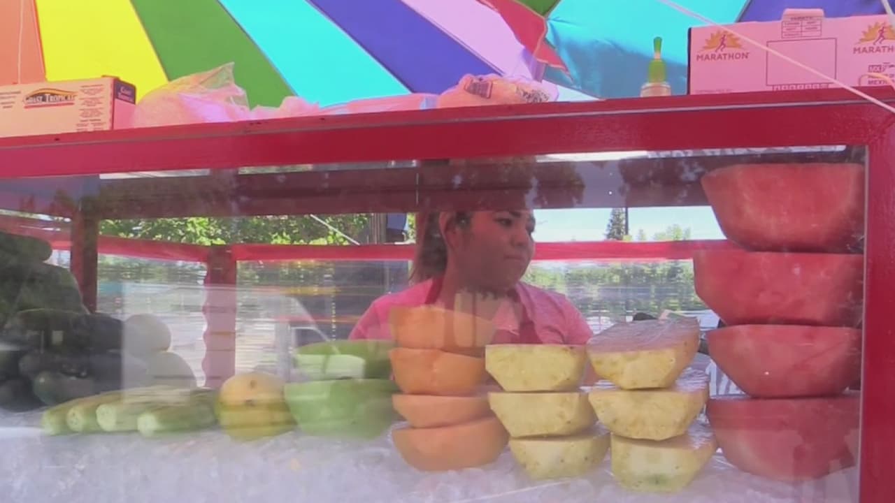 "Con esto no se acercan": vendedores ambulantes toman medidas de salud ante el coronavirus