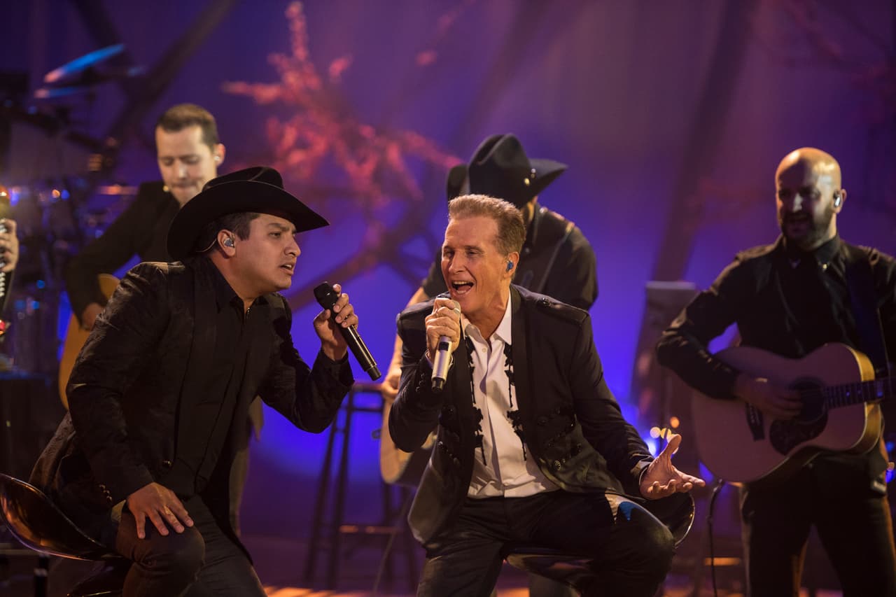 Emmanuel también sorprendió al mostrar su versatilidad con el tema 'Esa triste guitarra' que interpretó con el cantante de música regional mexicana Julión Álvarez.