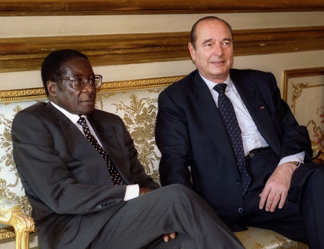 En los últimos años del siglo XX, la economía de Zimbabue se fue deteriorando y Robert Mugabe comenzaba a enfrentarse a los problemas de una población empobrecida. Promovió una reforma agraria que tomaría el 32% de las tierras cultivables pertenecientes a la minoría blanca. Sus medidas económicas y represivas tuvieron como consecuencia el bloqueo económico de Estados Unidos y la Unión Europea. En 1997 Robert Mugabe visitó a al presidente Francés Jacques Chirac en París.