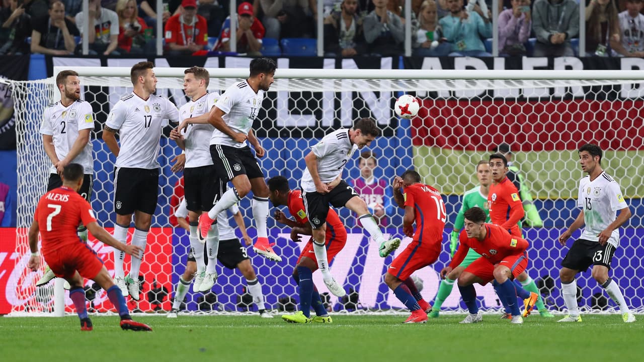 En los últimos minutos del encuentro, Alexis cobró un tiro libre que fue atajado milagrosamente por Ter Stegen