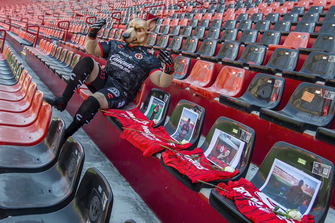 Así lucen algunos de los estadios mexicanos con el motivo de que la afición continúe en contacto con los jugadores durante cada partido.