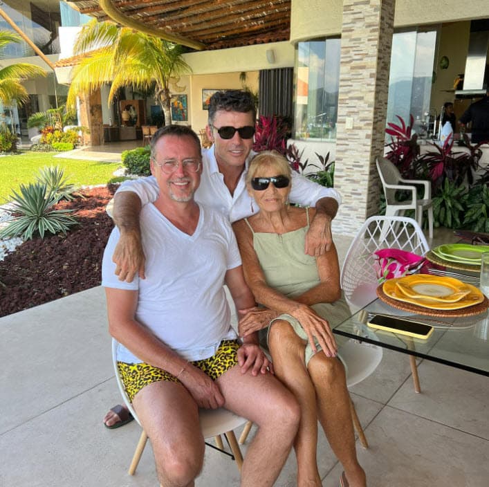 Un par de días después de que se dio a conocer que el
<b> <a href="https://www.univision.com/famosos/andres-garcia-hospitalizado" target="_blank">actor sufrió una caída en su casa</a></b> y que le fue diagnosticada la cirrosis, Andrés Jr. y Leonardo García se dejaron ver juntos en Acapulco. El mayor de ellos vive en Miami. 
<br>