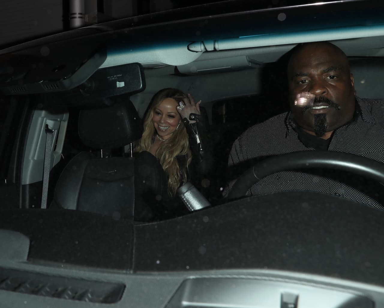 Esta semana, llamó la atención que en pleno verano, 
<a href="https://www.youtube.com/watch?v=3oTHiP3lExo"><b>en entrevista con 'Lorraine',</b></a> presumió en su casa el árbol navideño y decoraciones vinculadas a su época favorita del año.