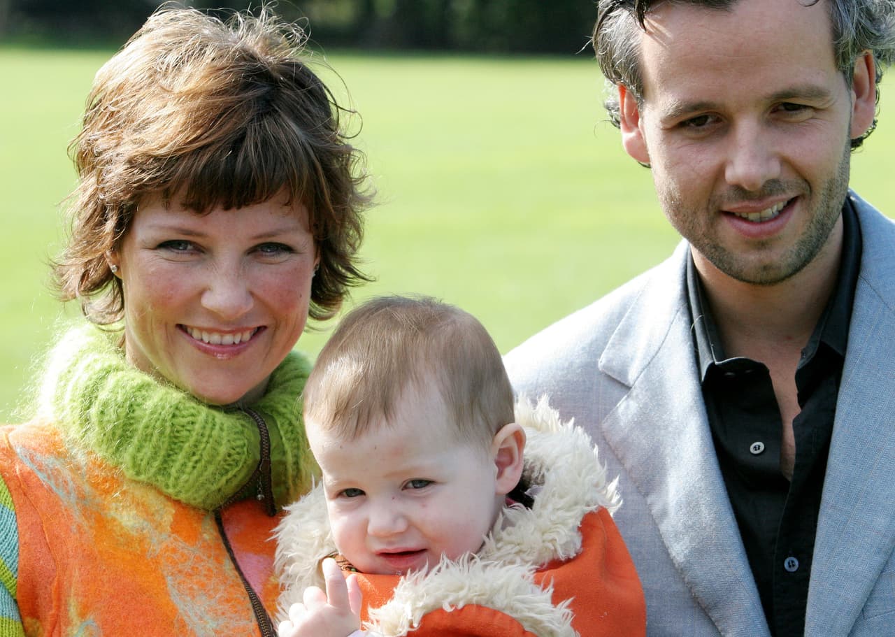 "Con mucha tristeza en nuestros corazones, nosotros, los más cercanos a Ari Behn, anunciamos que se ha
<b><a href="https://www.univision.com/famosos/a-dos-semanas-de-su-tragica-muerte-celebraran-funeral-del-ex-de-la-princesa-martha-louise-de-noruega-fotos" target="_blank"> quitado la vida</a></b>. Pedimos respeto para nuestra privacidad en los días venideros", anunció Geir Håkonsund, mánager del fallecido escritor el 25 de diciembre.