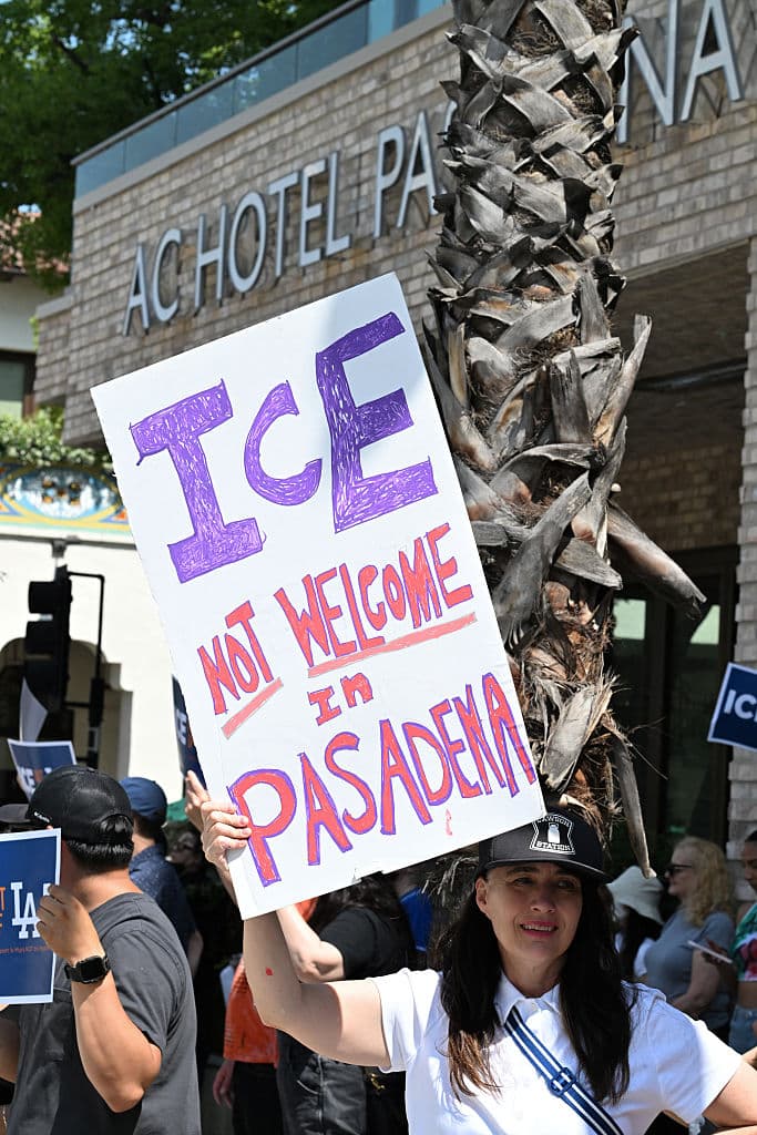 "ICE no es bienvenido en Pasadena", lee esta pancarta en español, resumiendo el mensaje de los manifestantes.