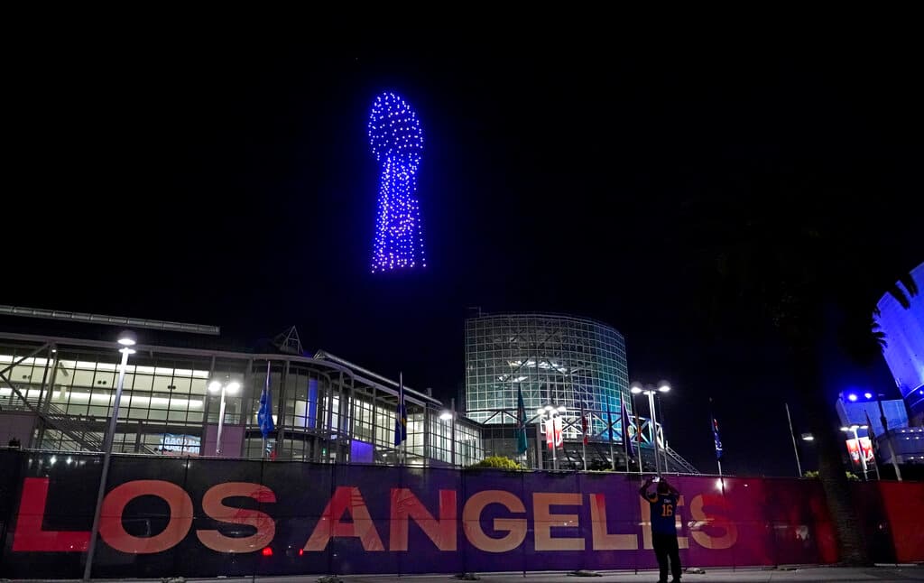 El espectáculo de luces lo realizaron cerca de 500 drones. Los cientos de luces sincronizadas, adornaron el cielo sobre el Centro de Convenciones de Los Ángeles con figuras alusivas al 
<a href="https://www.univision.com/local/los-angeles-kmex/esto-es-historico-fanaticos-de-los-rams-ya-estan-en-las-calles-de-los-angeles-celebrando-el-super-bowl-video" target="_blank">Super Bowl. </a>