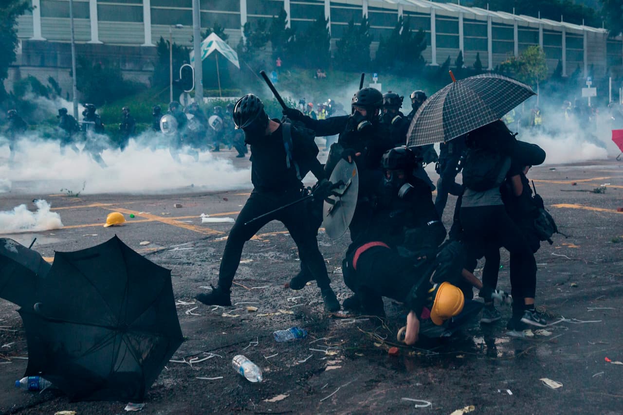 En un enfrentamiento, varios policías y periodistas fueron heridos por los manifestantes. En otro disturbio, la policía se vio obligada a huir para escapar de un aluvión de proyectiles.