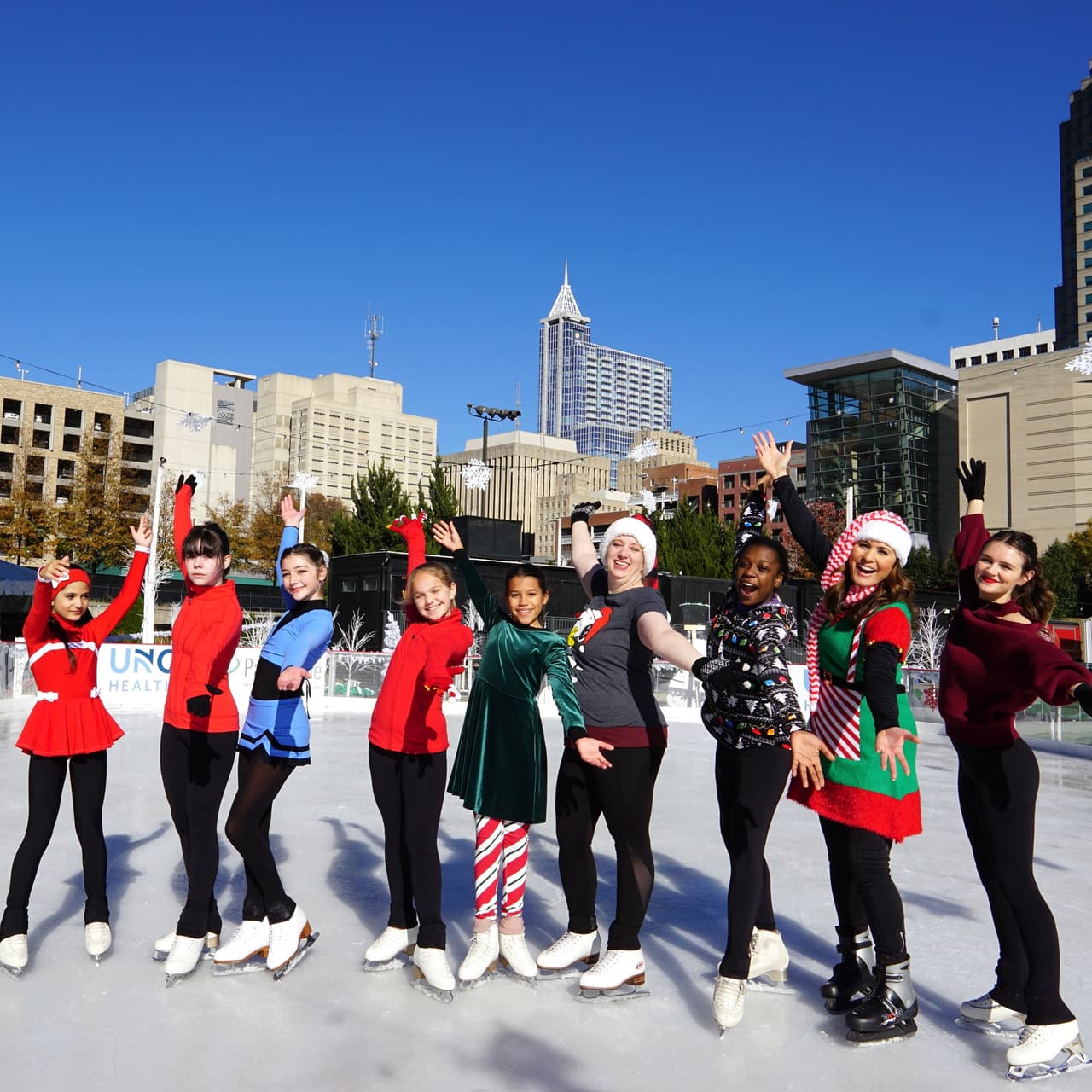 The Rink cuenta con una pista de hielo natural con impresionantes vistas del horizonte de la ciudad.