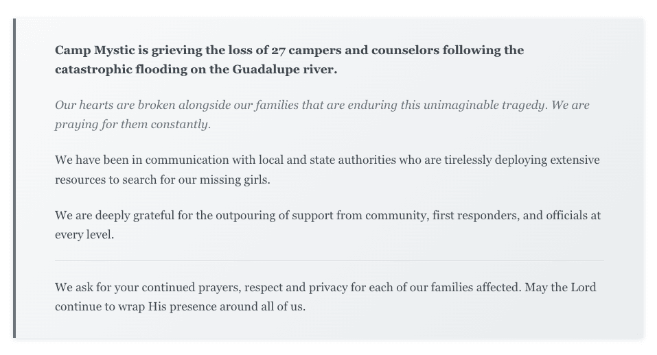 A través de este breve comunicado de prensa, la administración del campamento de verano
<b>expresó en 7 oraciones</b> lo siguiente:
<br>
<br>1️⃣ "
<b>Camp Mystic está de luto</b> por la pérdida de
<b>27 campistas y consejeros</b> tras la
<b><a href="https://www.univision.com/local/san-antonio-kwex/julian-ryan-muere-heroe-de-verdad-inundaciones-en-texas-tenia-27-anos-2-hijos" target="_blank">inundación catastrófica del río Guadalupe</a></b>".