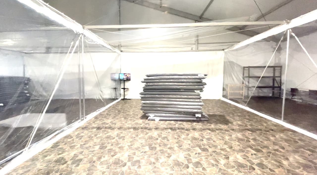 Este es el centro de procesamiento en donde se están albergando a menores no acompañados y a núcleos familiares. Tiene capacidad para albergar a 500 personas pero por precauciones de coronavirus, solo albergan la mitad. En este lugar las personas pasan las primeras 72 horas, para después tener la reunificación familiar y llegar a su destino en EEUU.