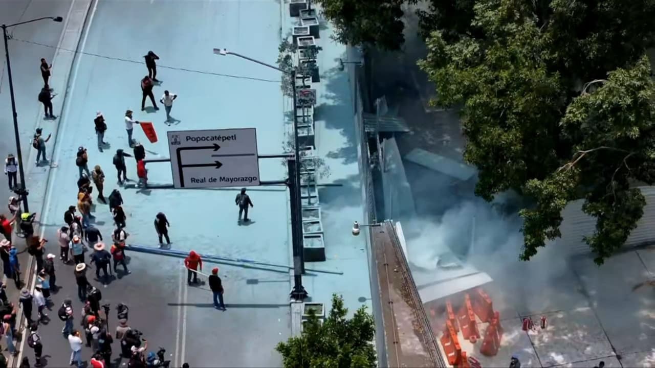 Tres policías lesionados tras hechos violentos en protestas de la organización sindical CNTE en México