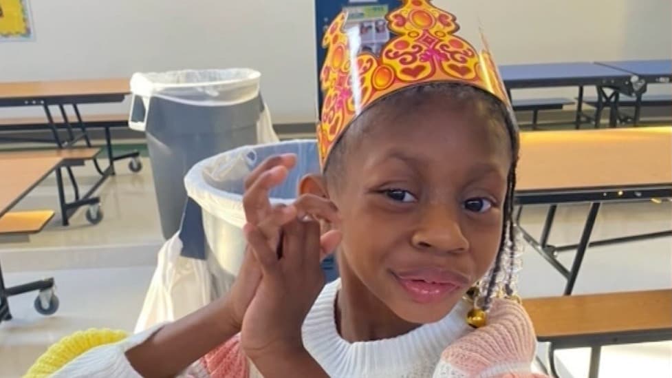 Niña de 6 años se asfixió, su cuidadora no se dio cuenta y ahora es acusada de homicidio
