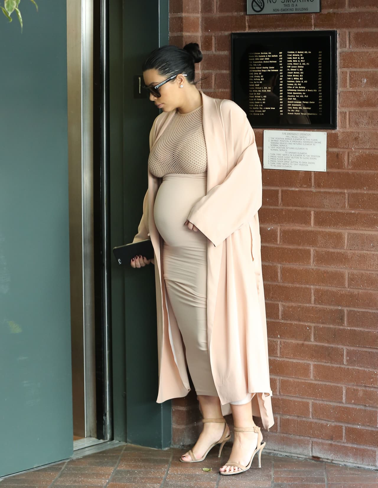 Ya te toca ponerte las zapatillas deportivas y los jeans de maternidad.