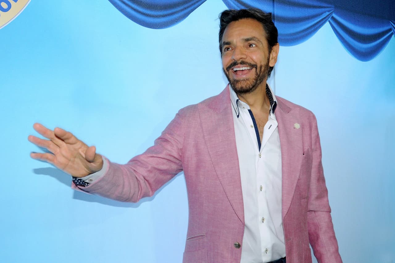 "Pues como no me dejó verlo por eso lo dice, pero ahora que ya me deja verlo, ahora que él (José Eduardo) ya se deja solito ver, ya estamos más en contacto y ya lo estoy apoyando un poquito más, y de hecho hay varias cosas que quiero hacer con él", informó el portal 
<a href="https://www.quien.com/espectaculos/2019/04/15/eugenio-derbez-revela-por-que-dice-la-fiera-a-victoria-ruffo" target="_blank">Quién</a>.