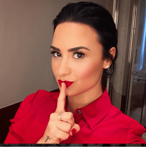 Dueña de unos ojos negros de impacto, Demi Lovato es otra fanática de las fotos, y nunca pierde oportunidad de subir una selfie.