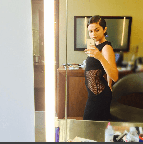 En la entrevista, Selena también confesó que aunque no suele dar clases para tomar fotografías, reconoce que se ha vuelto experta.