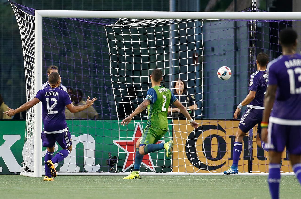 Clint Dempsey marca uno de sus tres goles ante Orlando.