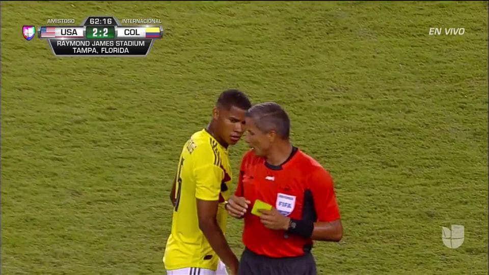 Tarjeta amarilla. El árbitro amonesta a Wilmar Barrios de Colombia