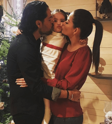 La última semana de diciembre del 2017, Ana compartió esta foto familiar para desear Feliz Navidad.