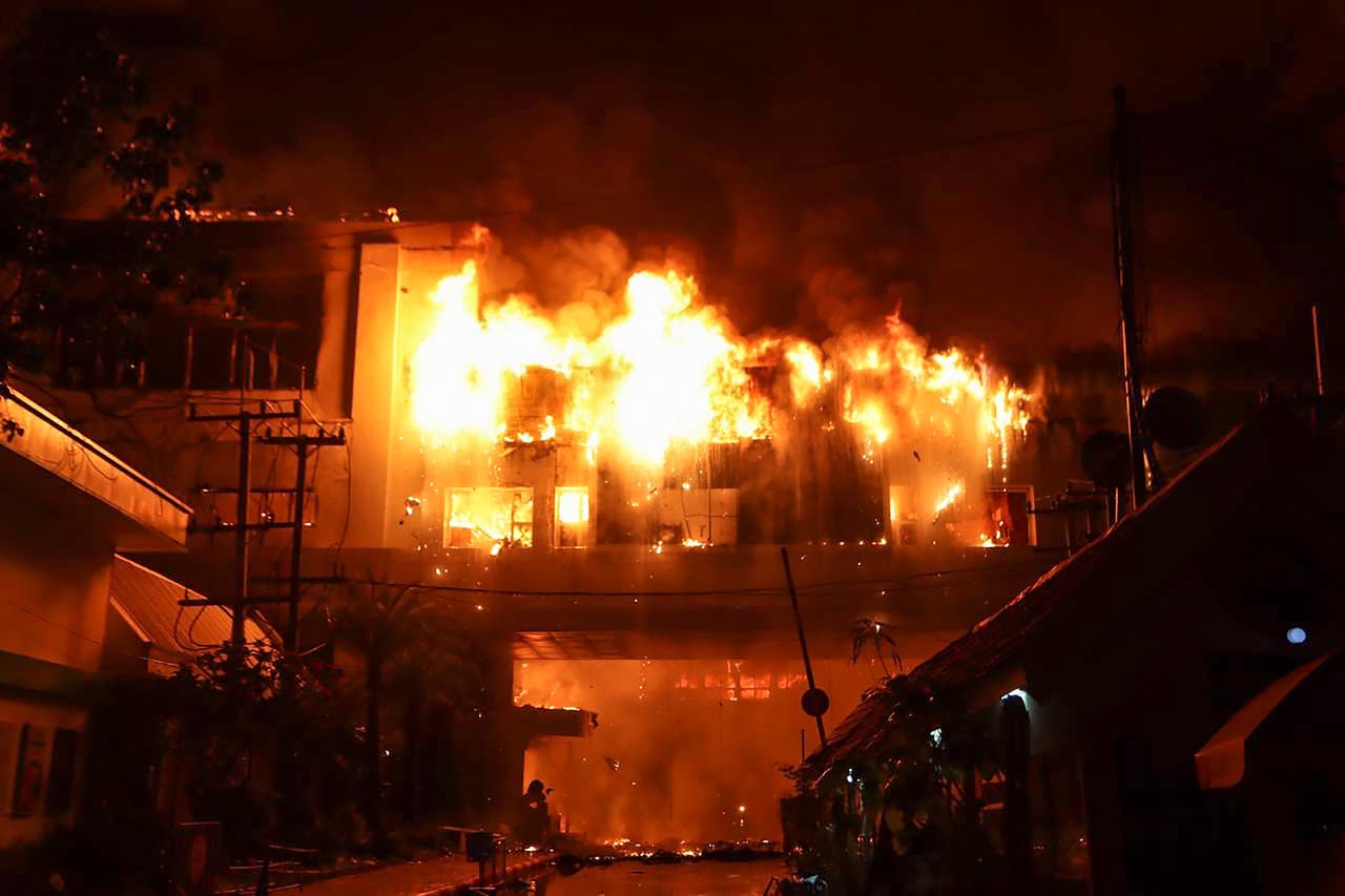 El fuego se originó a las 23:30 locales del miércoles en el hotel-casino Grand Diamond City de Poipet, cerca de la frontera con 
<a href="https://www.univision.com/temas/tailandia">Tailandia</a>, indicó la policía.