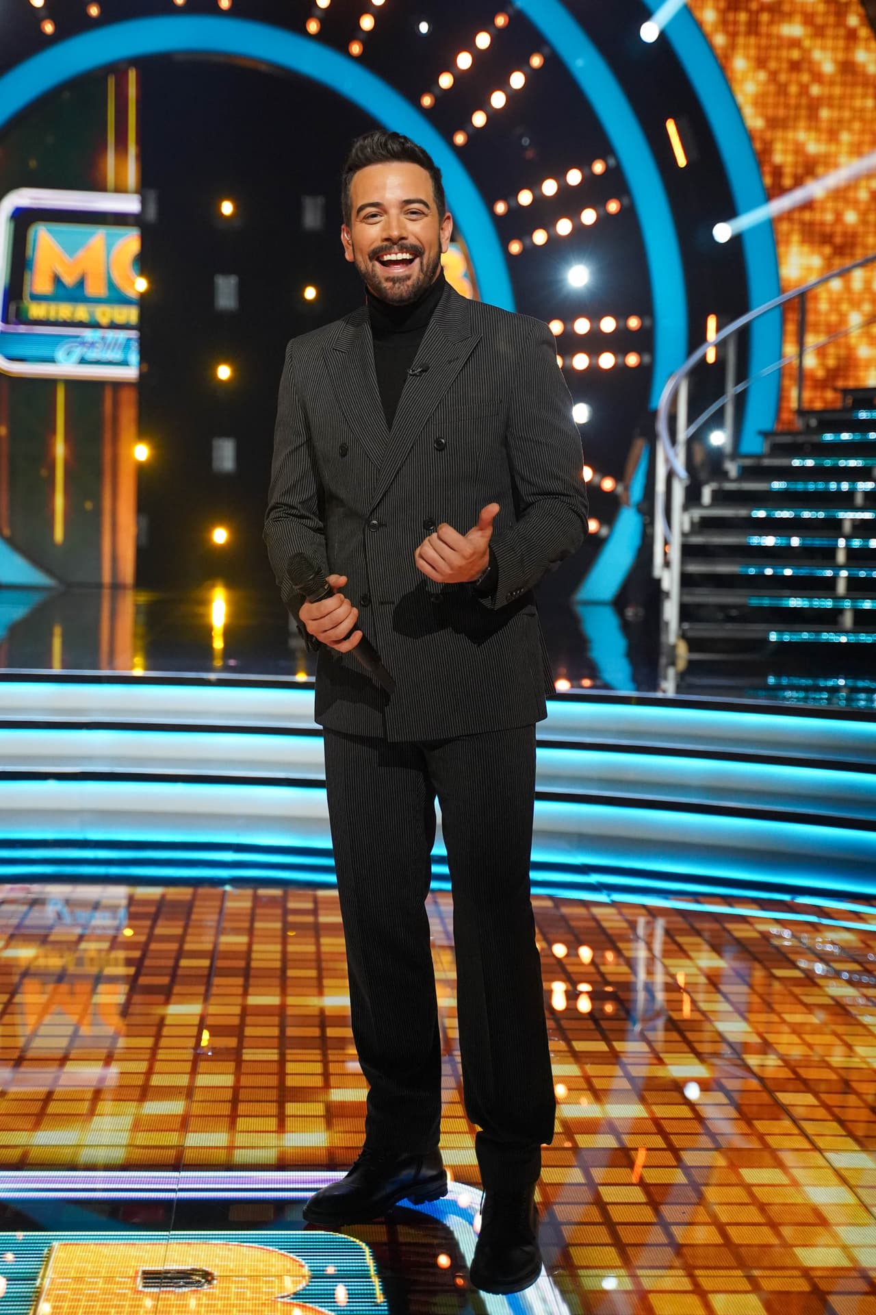 Gracias al detalle del pañuelo blanco en el bolsillo izquierdo, el saco de dos botones lució muy moderno. El suéter de cuello de tortuga en color negro fue un agregado muy acertado.