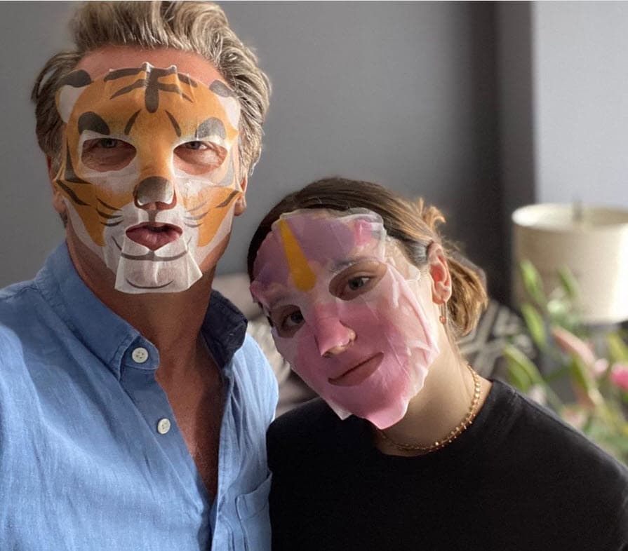 Por ejemplo, el pasado 29 de junio publicó 
<b><a href="https://www.instagram.com/p/CCB4ZM4jp8l/" target="_blank">esta foto </a></b>con su hija Azul en la que ambos se sometieron a un tratamiento de belleza con mascarillas. 
<br>