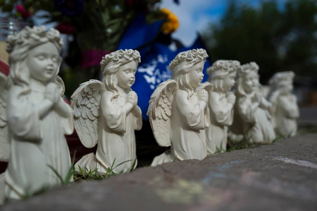 Pequeñas figuritas de ángeles se colocan en la escuela, para honrar a las víctimas asesinadas en el tiroteo escolar de la semana pasada.