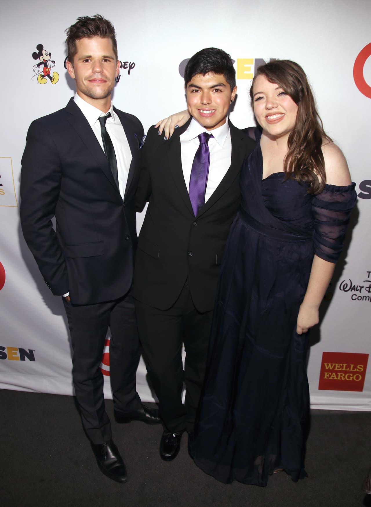 El actor Charlie Carver junto a Edward Estrada, uno de los estudiantes honrados este año, y Madison Miszewski.