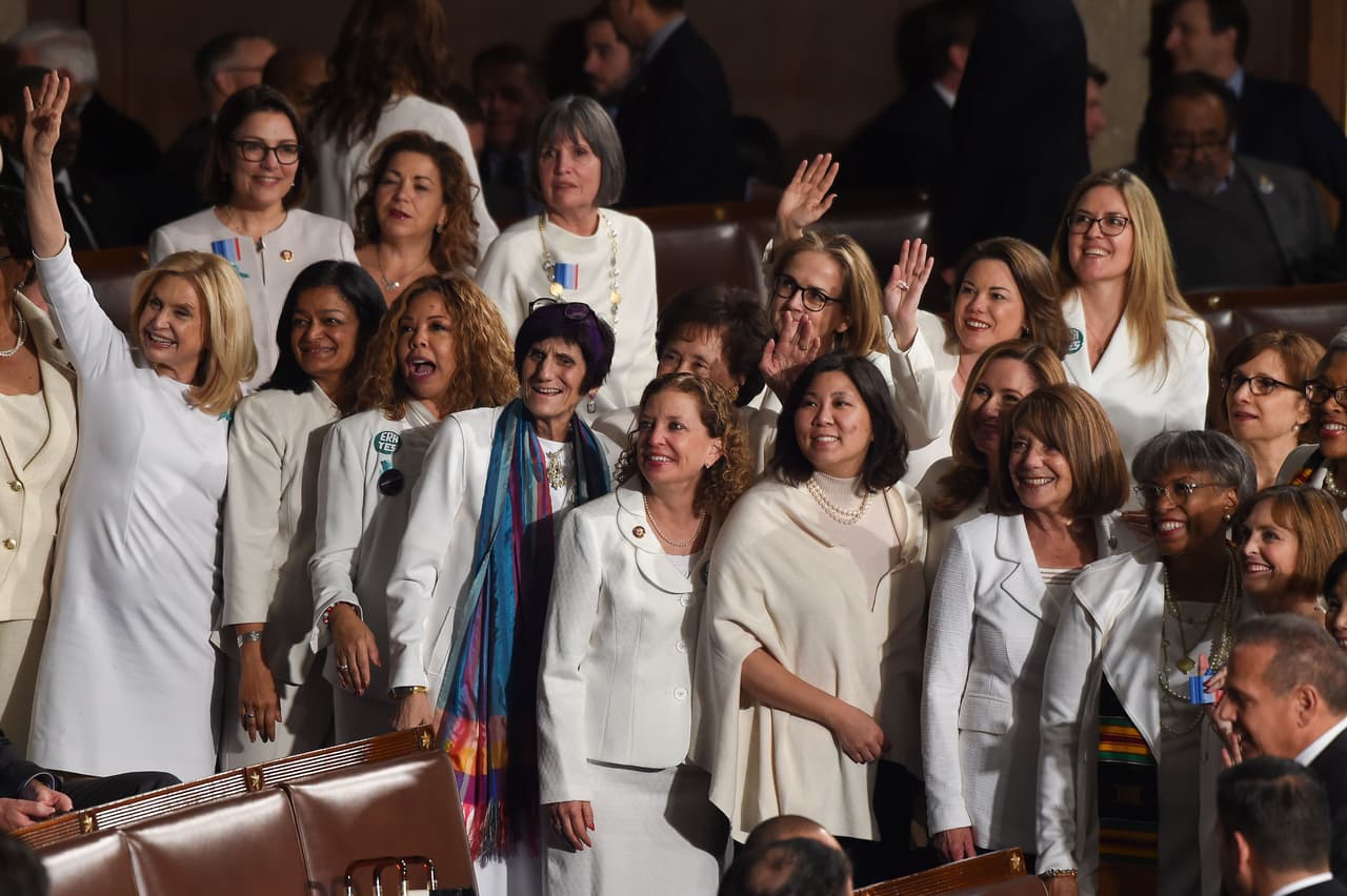 Las congresistas demócratas al su entrada al capitolio vestidas de Blanco. Se uniformaron nuevamente 
<a href="https://www.univision.com/estilo-de-vida/trending/por-que-hay-mujeres-que-votan-vestidas-de-blanco"> <b>en homenaje al movimiento sufragista de las mujeres que lucharon por el derecho al voto femenino.</b></a>