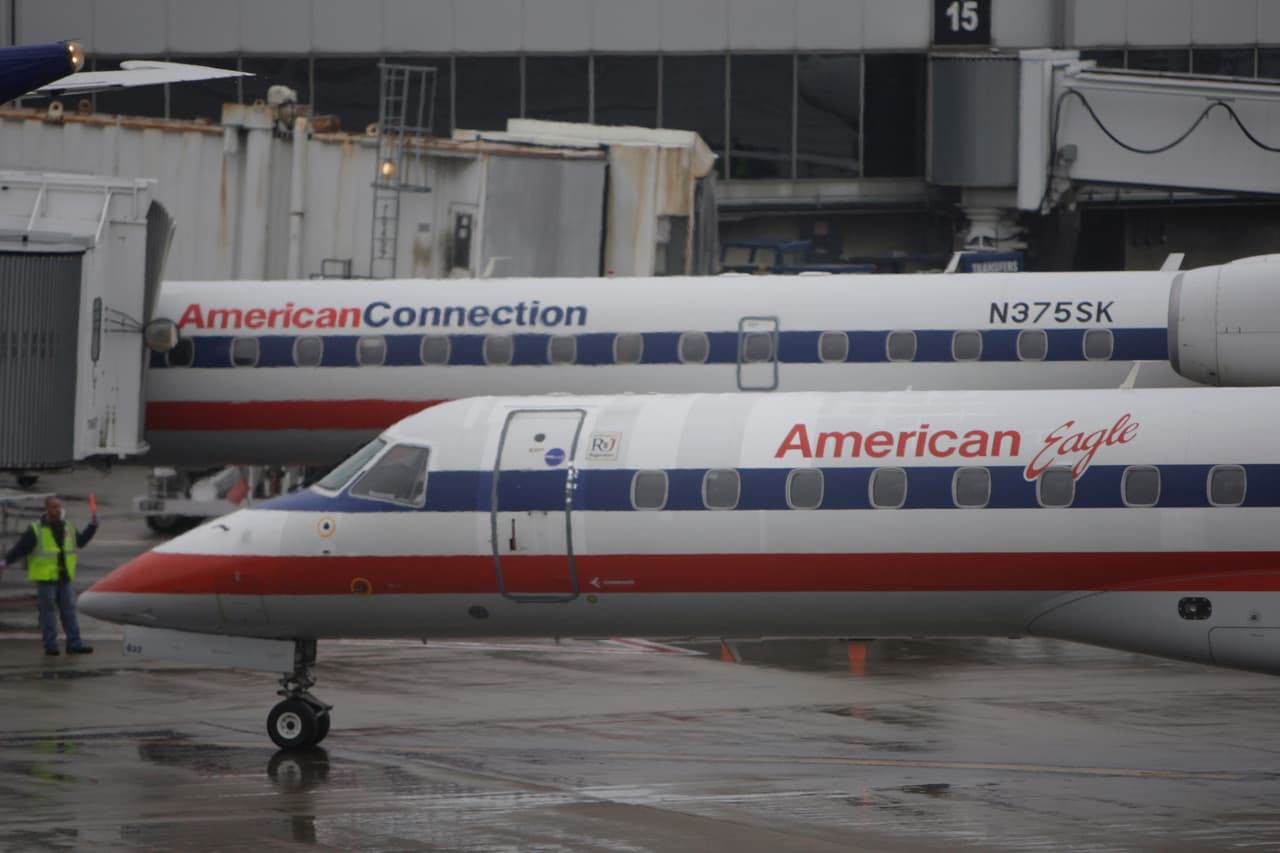 Investigación revela que empleada no escuchó advertencia antes de ser succionada por el motor de un avión