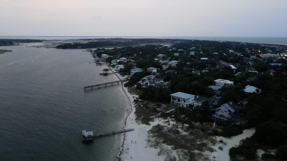 El estado cuenta con lagos, ríos, cascadas y, por supuesto, bellas playas para aplacar el calor y una de ellas es 
<b>Back River Beach</b>.
