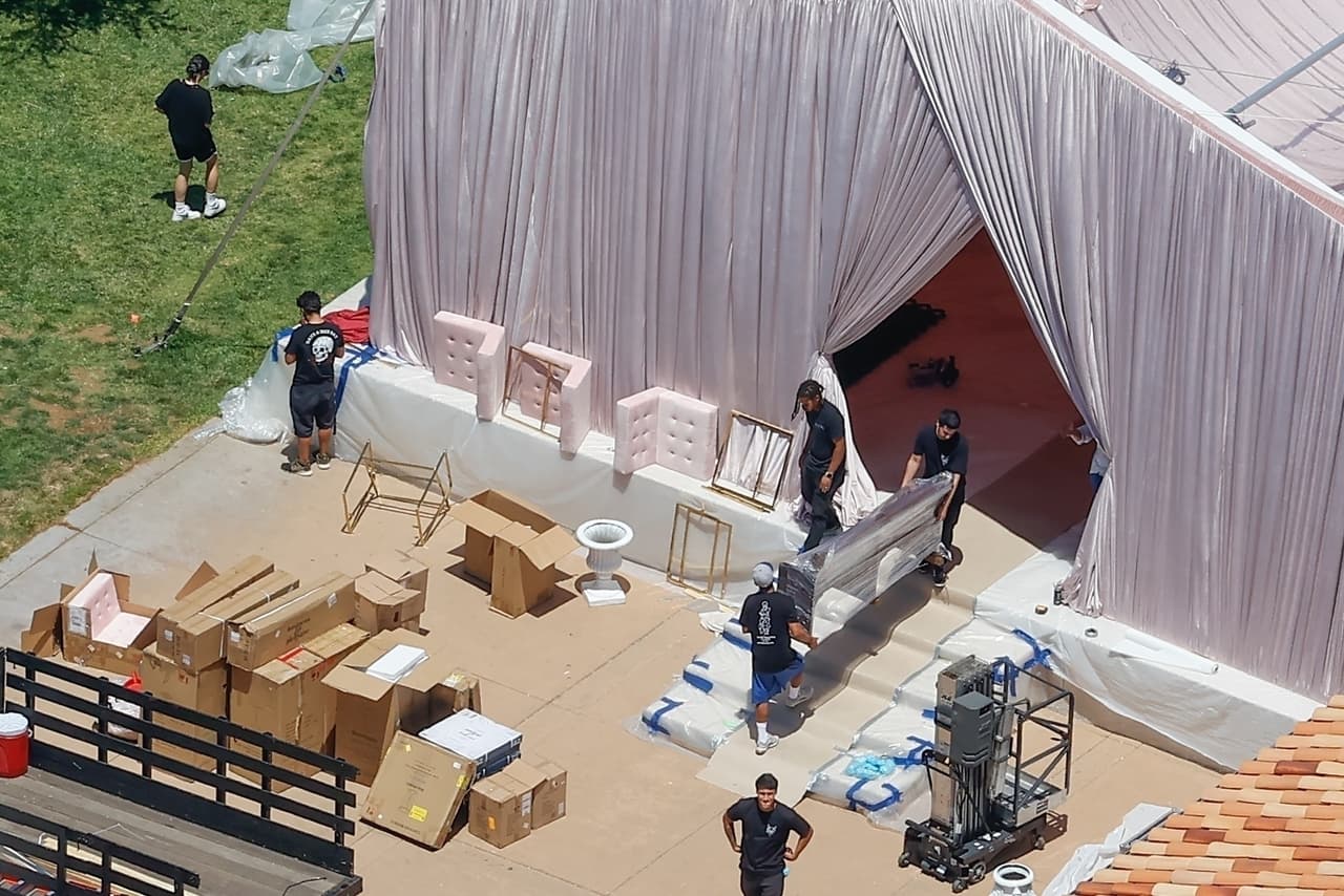 Gracias a las tomas áreas de los preparativos de la boda, es notable que el inmobiliario contó con sofás que también respetaron el tema rosa de la celebración nupcial, solo que en una tonalidad más clara.