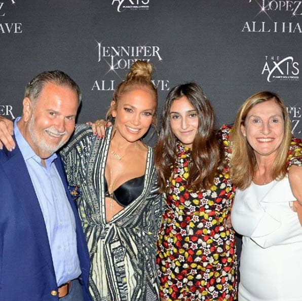 Jennifer López también es parte del álbum de famosos de Mia: "Espectacular anoche el show en Las Vegas de @jlo 'All I have'. Pudimos verla después la presentación. La música, los bailes y los efectos especiales únicos. Mia loved it".