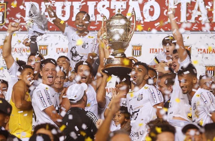 Este fue uno de los tantos capítulos en la historia del Santos, uno de los clubes con mayor historia en Brasil, con 58 títulos obtenidos tanto nacionales como internacionales.