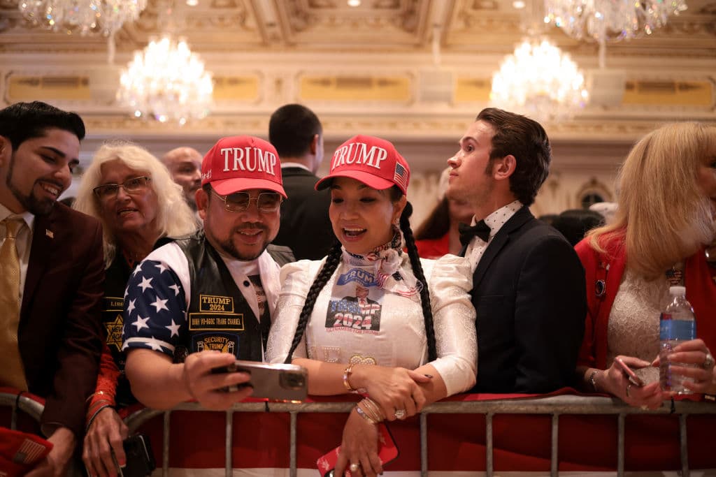 Los invitados ven los resultados y esperan la llegada del expresidente Donald Trump, en una fiesta de observación de la noche electoral en Mar-a-Lago el 5 de marzo de 2024 en Palm Beach, Florida.