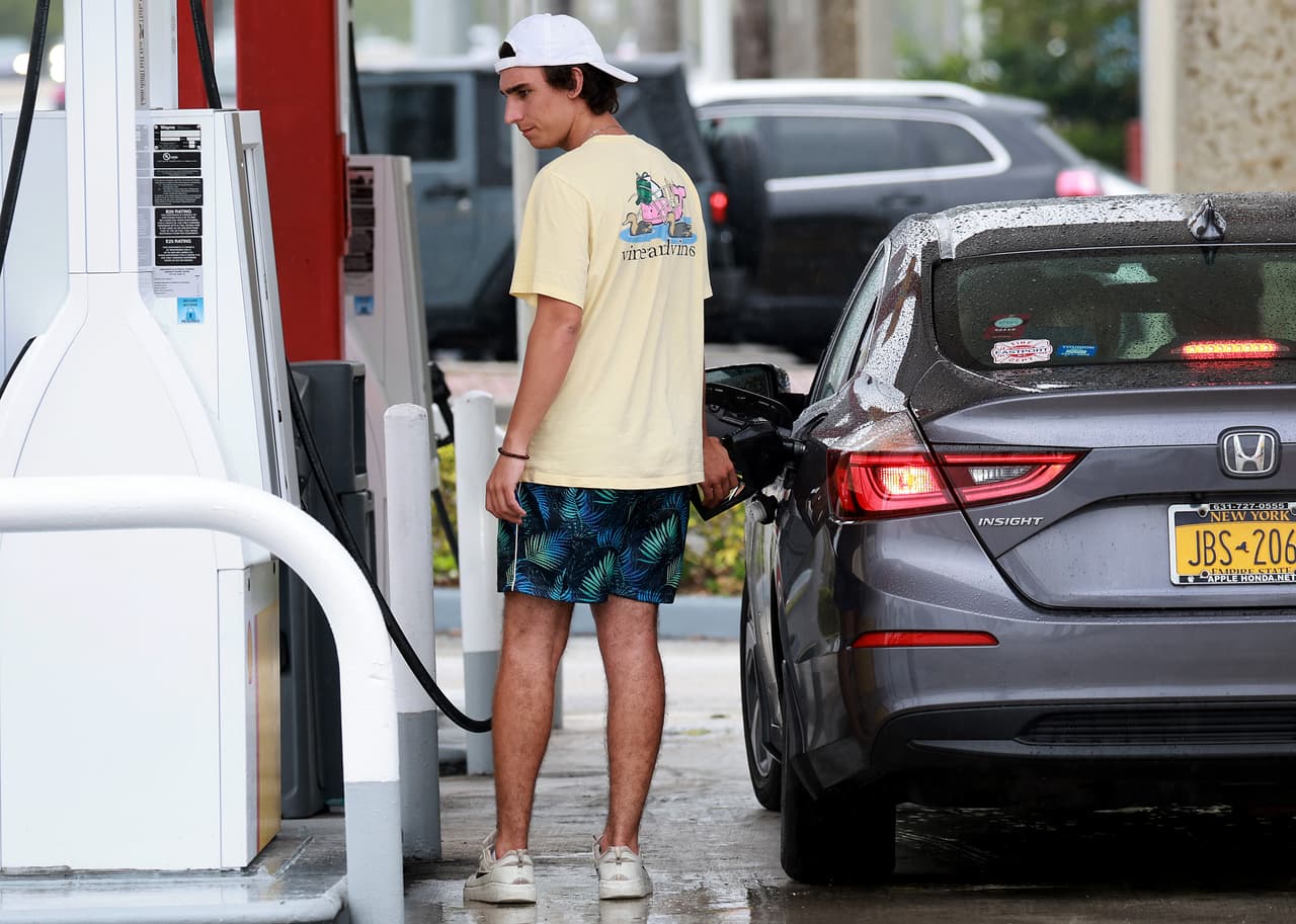 Los conductores de Florida han visto en las últimas tres semanas una reducción en el precio de la gasolina. De acuerdo con la AAA, el precio promedio por galón de corriente es de $4.51.
<br>