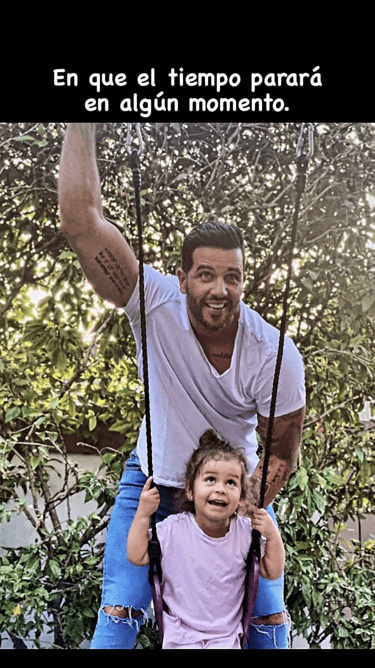 El feliz papá compartió las bellas postales con sus seguidores y un mensaje para su hijita: "Me mantienes esperanzado en que el tiempo parará en algún momento".
