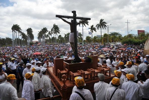 En Nicaragua, cientos de fieles se reúnen en la Catedral de Managua para celebrar el Viernes Santo.