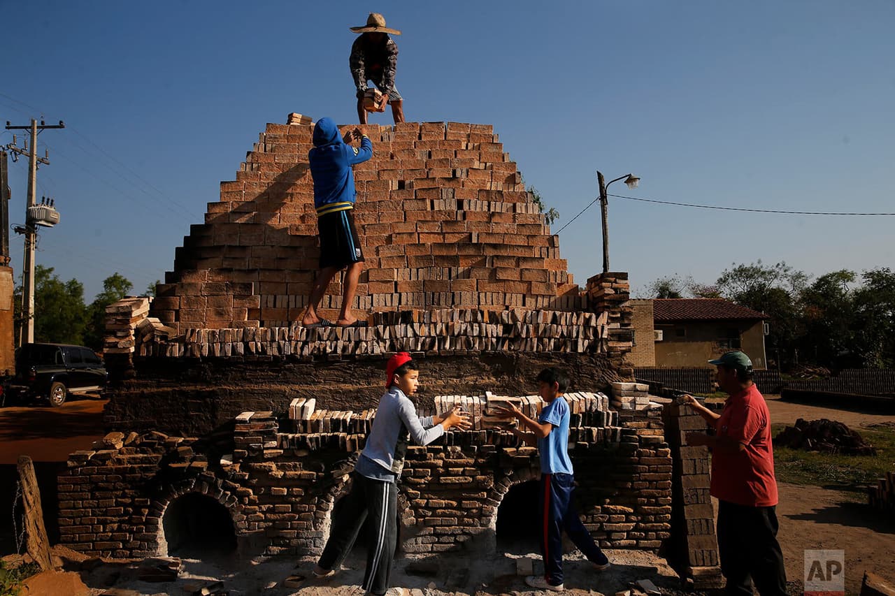 Mientras tanto en Paraguay, los ladrillos de tierra oscura producidos por las rústicas fábricas de ladrillos de la pequeña ciudad de Tobatí, a 43 millas (70 km) de Asunción, son distribuidos por niños que trabajan con sus familiares para cargar un horno.
<b>Se ha vuelto habitual que, en muchas de estas fábricas, los lugareños comiencen a trabajar a una edad temprana para complementar los ingresos familiares. </b>
<br>
<br>
<br>