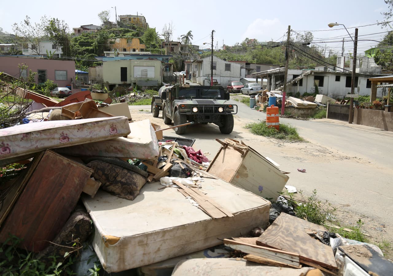 A un mes del paso del huracán, las calles de Nuevo Londres, en Utuado, continúan llenas de escombros.