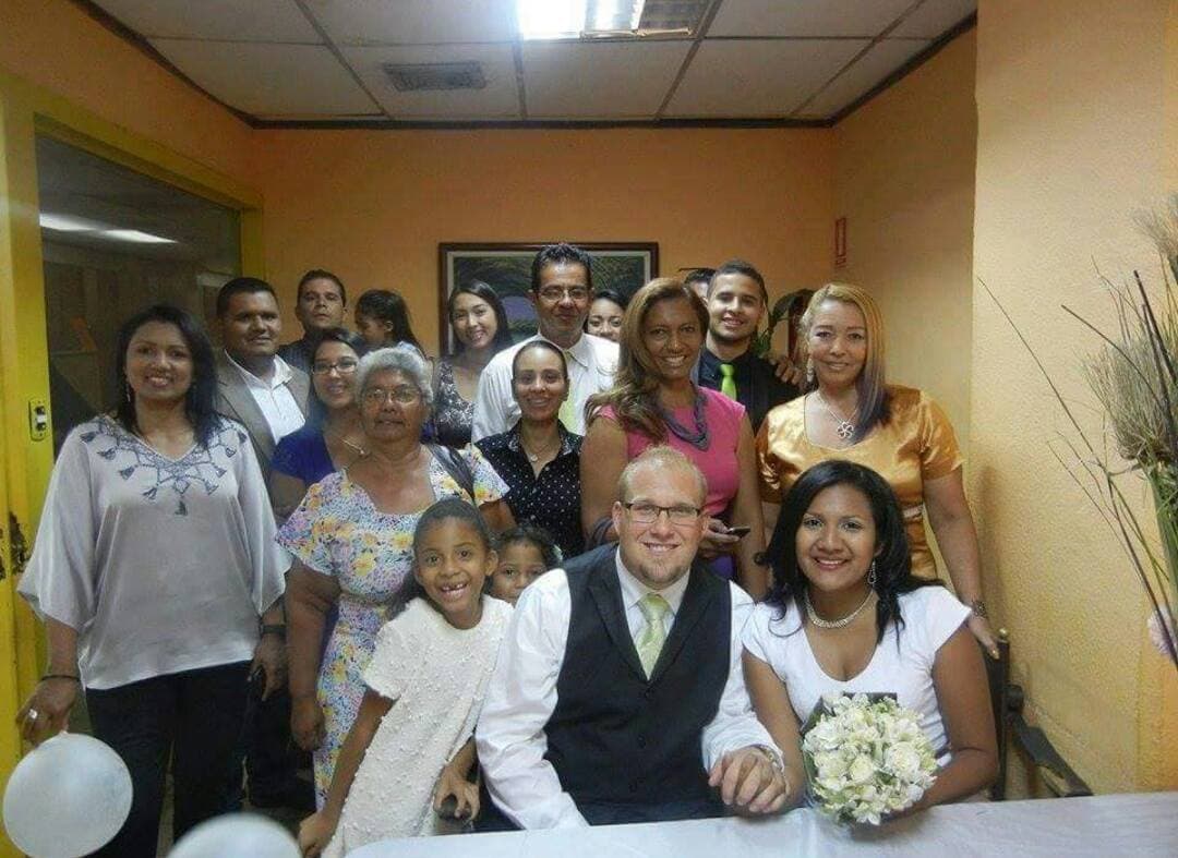 La Fiscalía venezolana acusa a Holt (en la imagen, el día de su boda) de porte ilícito de armas de guerra, un delito punible con 12 años de prisión.