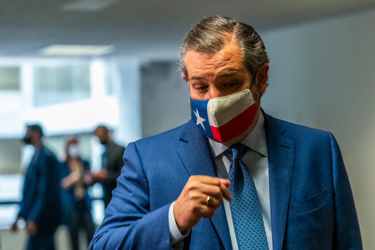 El senador Ted Cruz, 
<a href="https://www.univision.com/local/san-antonio-kwex/elecciones-estados-unidos-2020/venga-y-mirelo-o-no-esta-el-horno-para-pavos-la-respuesta-de-un-artista-de-el-paso-a-un-polemica-tuit-de-ted-cruz" target="_blank">que recientemente causó polémica por subir una imagen</a> alusiva a evitar las recomendaciones de especialistas, subió una escueta felicitación para después 
<a href="https://twitter.com/tedcruz/status/1332013470083145728?s=20" target="_blank">añadir otro comentario</a> en el que dijo: "Así como las familias se reúnen hoy, demos gracias de que celebraremos Navidad sin que los demócratas totalitarios [sic] hayan conseguido quitarnos nuestro derecho a la libertad de culto".