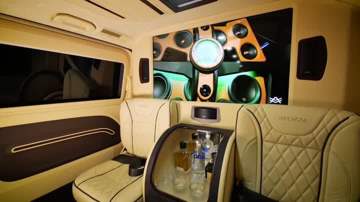 Considerada por Marc Anthony como un “avión de tierra”, la furgoneta cuenta con asientos revestidos en cuero, una pantalla LCD conectada a un sistema de sonido de la marca Bose, un minibar y un compartimiento, al alcance de la mano, para almacenar bebidas y mantenerlas heladas. Adicionalmente, el diseñador incorporó un iPad para controlar absolutamente todo en el interior, desde las luces ambiente, hasta las cortinas eléctricas, sin olvidar los cómodos asientos y el potente sistema de entretenimiento. Por si fuera poco, el exterior está repleto de cámaras de seguridad que cubren cada ángulo de la furgoneta. El boricua quedó tan satisfecho con el trabajo de Alex Vega que mencionó su deseo de tener un avión privado con un interior inspirado en su nuevo “avión de tierra”.