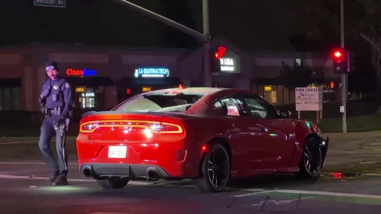 La policía señaló que un vehículo fue confiscado, se aseguraron las dos armas de fuego encontradas y se llevó a dos sospechosos a la cárcel.