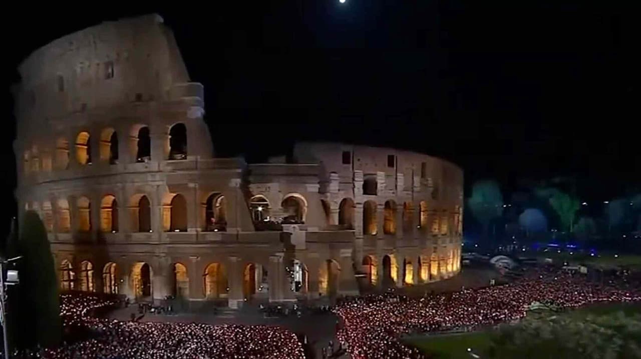 El Papa León XIV carga la cruz en el Coliseo de Roma y encabeza el tradicional Viacrucis