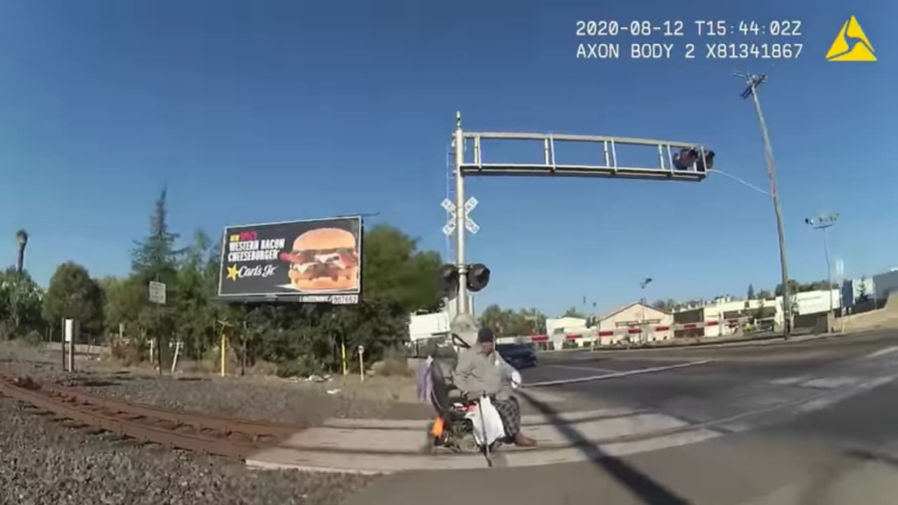 "Tenía que alejarlo de las vías del tren": oficial hispana narra el momento que rescató a un hombre en silla de ruedas