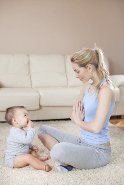 Tu bebé podría adorar las clases grupales. Sin embargo, si eres partidaria de hacer los ejercicios en la intimidad de tu casa, puedes, sencillamente, convertirte en su primera “instructora”.