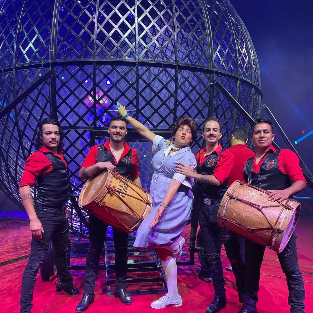 Doña Meche también se divirtió a lo grande participando en un show circense.