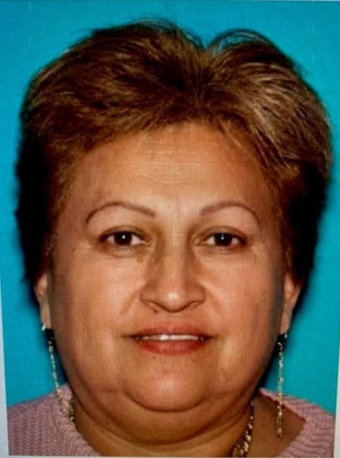 <h3 class="cms-H3-H3">Maia Trinidad Gutiérrez Mendoza</h3>
<br>
<br>Esta mujer de 55 años, conocida como Tía o Trini, está acusada de consiprar con la intención de 
<b><a href="https://www.dea.gov/fugitives/maia-trinidad-gutierrez-mendoza" target="_blank">poseer y distribuir sustancias controladas. </a></b>
<br>
<br>El último domicilio conocido de Gutiérrez está en Downey, California.