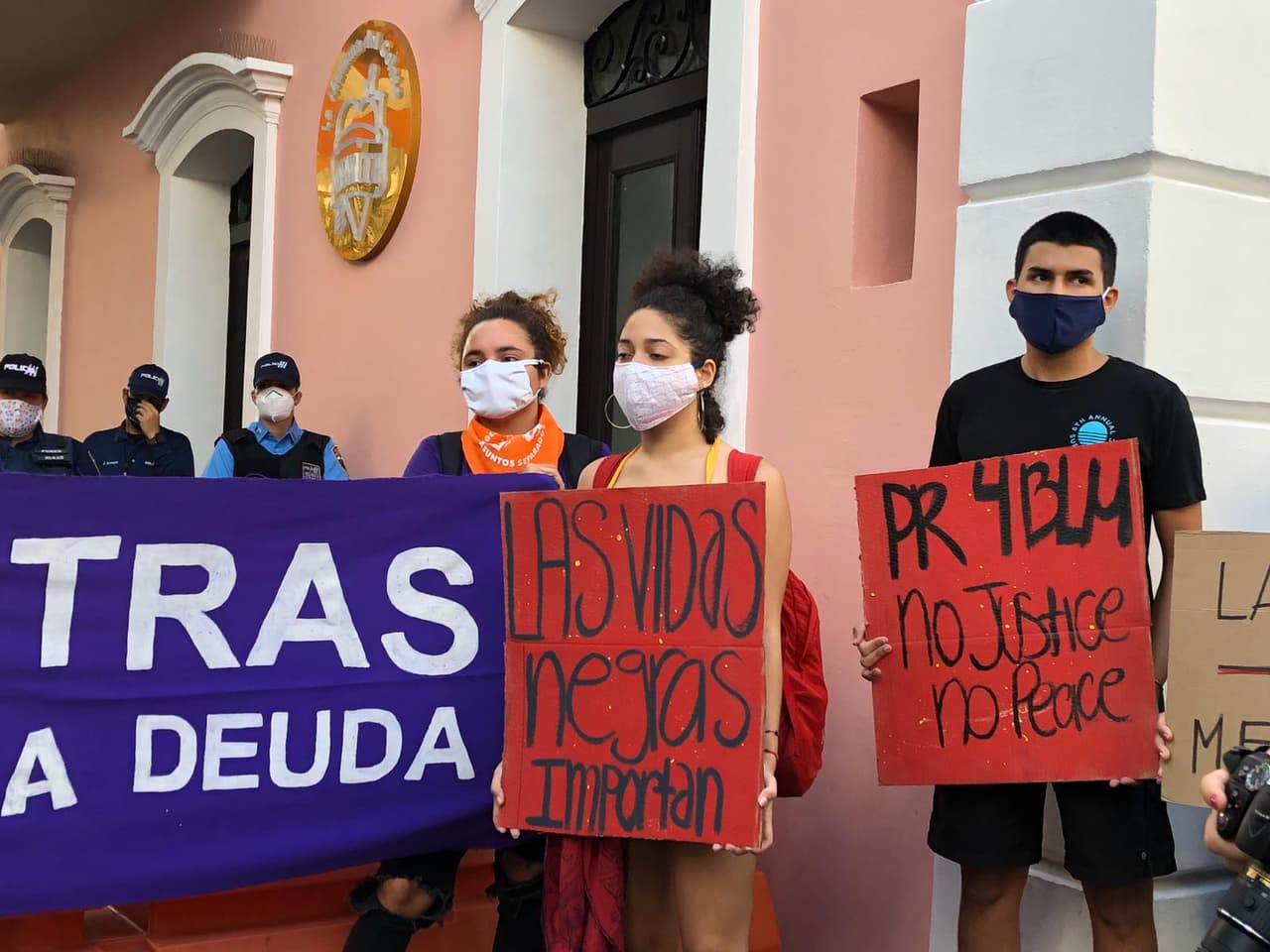 Floyd fue sofocado por un policía. En un video del incidente se observa cómo el uniformado presiona la cara y el cuello del afroestadounidense contra el pavimento, junto a una patrulla. Floyd suplicaba “¡no puedo respirar!” y emitió varios gritos de dolor. Lo sometió durante más de seis minutos, hasta que llegó una ambulancia.